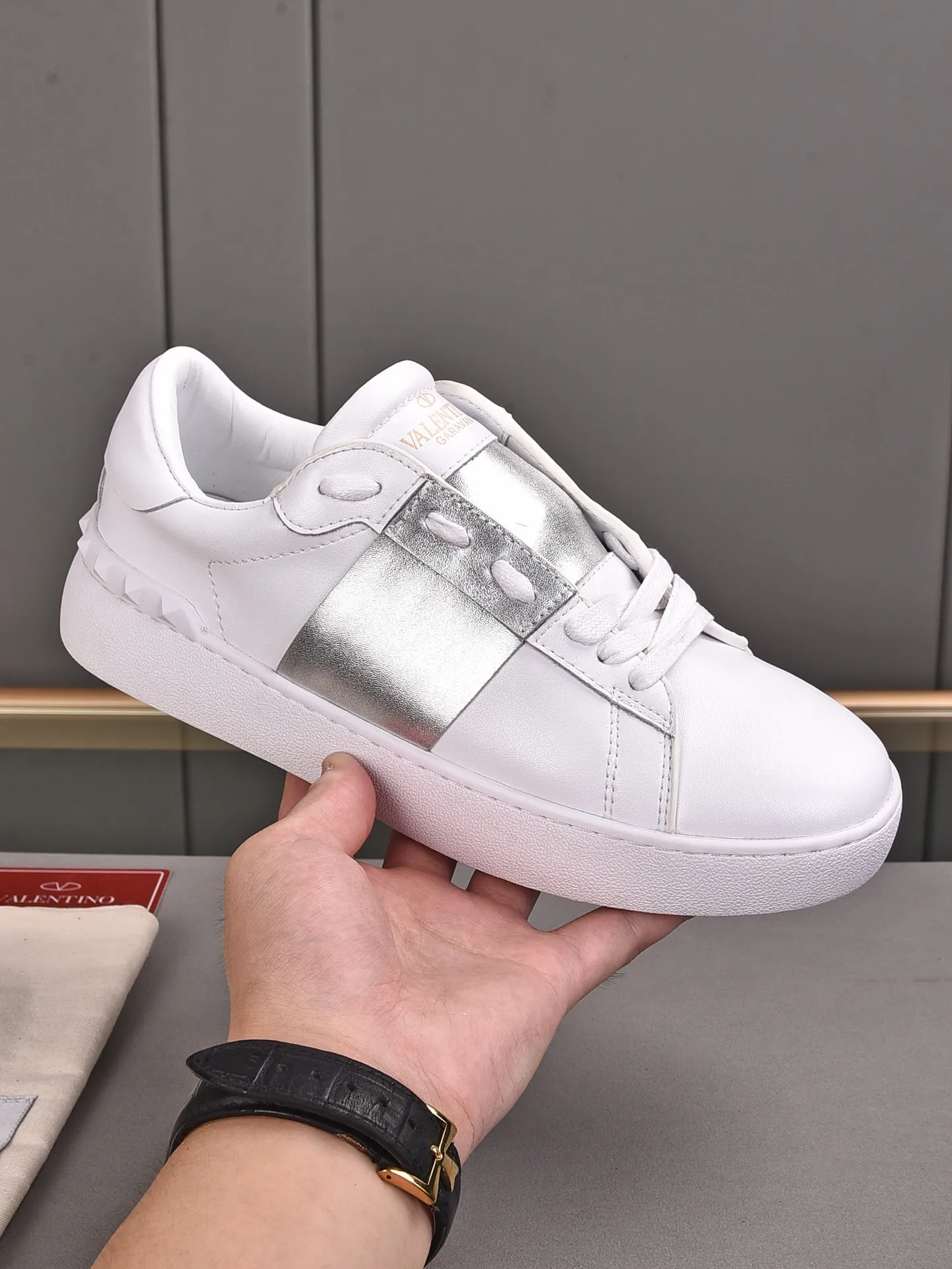 Men's shoes 440💰 (men and women couples) Valentino classic color matching series casual shoes. Made with heavy craftsmanship, good products pay attention to every detail. A must-have trendy item that can be worn all year round, it has been worn by many celebrities and Internet celebrities~~Imported cowhide surface, unique design concept, sheepskin lining, counter quality. Women’s clothing 35-40. Men’s clothing 39-44, 45-46 (returns and exchanges are not supported for custom-made items)